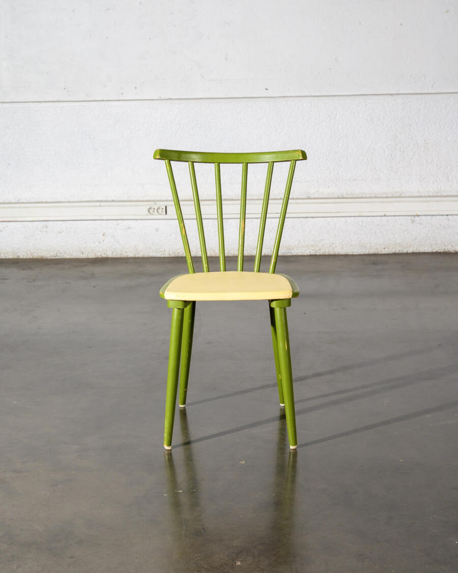 Chaise HAY, enfilade, vaisselle ancienne, buffet jiroutek, buffet tatra, table basse vintage, rotin vintage